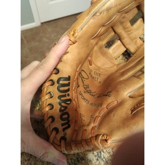 BASEBALL GLOVE WILSON JIM CATFISH HUNTER ACH2170 RIGHT HAND THROW - Picture 1 of 10
